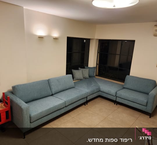 ספה פינתית מרופדת בבד כחול בהיר